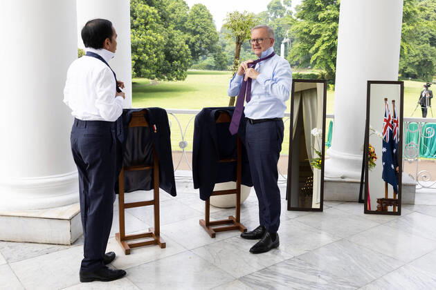 Bilder des Jahres 2022, News 06 Juni News Themen der Woche KW23 News Bilder des Tages President of Indonesia Joko Widodo and Australian Prime Minister Anthony Albanese put their jackets and ties back on after a bicycle ride around the palace grounds during the annual leaders meeting, at Bogor Palace, Indonesia, Monday, June 6, 2022. Mr Albanese is in Indonesia on a two-day official visit. (AAP Image Pool, Alex Ellinghausen ) NO ARCHIVING BOGOR WEST JAVA INDONESIA
