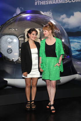 First Look Event der ZDF Produktion DER SCHWARM Rosabell Laurenti Sellers Leonie Benesch Fotocall Photocall Fototermin First Look Event zur ZDF Produktion DER SCHWARM von Frank Schätzing (Executive Producer und Autor) im Glashaus der Arena in Berlin Copyright: xEventpressx