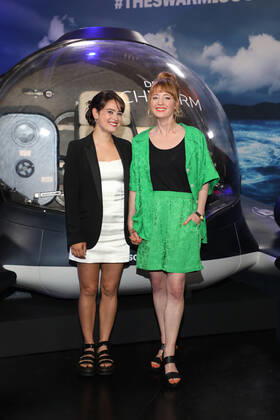 First Look Event der ZDF Produktion DER SCHWARM Rosabell Laurenti Sellers Leonie Benesch Fotocall Photocall Fototermin First Look Event zur ZDF Produktion DER SCHWARM von Frank Schätzing (Executive Producer und Autor) im Glashaus der Arena in Berlin Copyright: xEventpressx