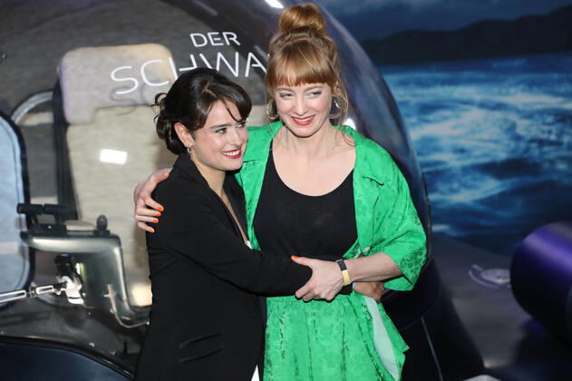 First Look Event der ZDF Produktion DER SCHWARM Rosabell Laurenti Sellers Leonie Benesch Fotocall Photocall Fototermin First Look Event zur ZDF Produktion DER SCHWARM von Frank Schätzing (Executive Producer und Autor) im Glashaus der Arena in Berlin Copyright: xEventpressx