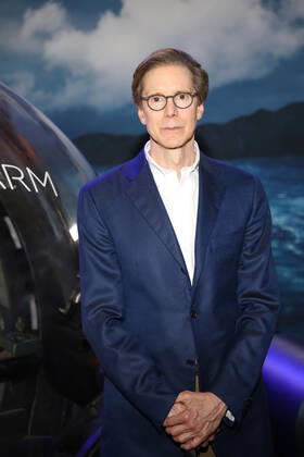 First Look Event der ZDF Produktion DER SCHWARM Frank Doelger (Showrunner ) Fotocall Photocall Fototermin First Look Event zur ZDF Produktion DER SCHWARM von Frank Schätzing (Executive Producer und Autor) im Glashaus der Arena in Berlin Copyright: xEventpressx