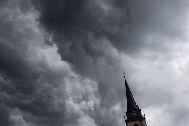 Dunkle Wolken über dem Kirchturm Dunkle Wolken eines Schauers sind am Abend am Himmel über dem Kirchturm der katholischen Kirche St.-Ursula in Oberursel zu sehen., Oberursel Hessen Deutschland