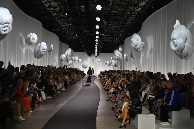 Bilder des Jahres 2022, Entertainment 06 Juni Entertainment Themen der Woche KW23 June 7, 2022, Florence, Italy: A model wears a proposal by Chanel - MÃ tiers d™Art at Pitti Uomo fashion show in Florence, Italy, 7 June 2022.ANSA CLAUDIO GIOVANNINI Florence Italy - ZUMAa110 20220607_zaf_a110_044 Copyright: xClaudioxGiovanninix
