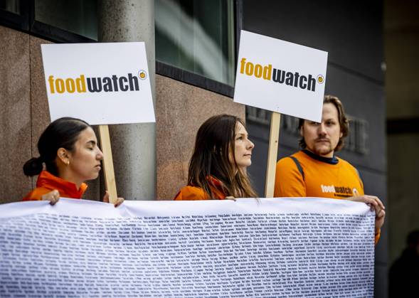 2022-06-09 10:16:56 THE HAGUE - Food watchdog Foodwatch is demonstrating prior to the handling of summary proceedings that the watchdog has brought against the state at the Court in The Hague. With the protest, Foodwatch wants to draw attention to the failure of the government in the field of food safety. ANP REMKO DE WAAL netherlands out - belgium out