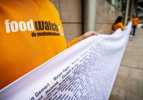 2022-06-09 10:10:22 THE HAGUE - Food watchdog Foodwatch demonstrates prior to the handling of summary proceedings that the watchdog has brought against the state at the Court in The Hague. With the protest, Foodwatch wants to draw attention to the failure of the government in the field of food safety. ANP REMKO DE WAAL netherlands out - belgium out