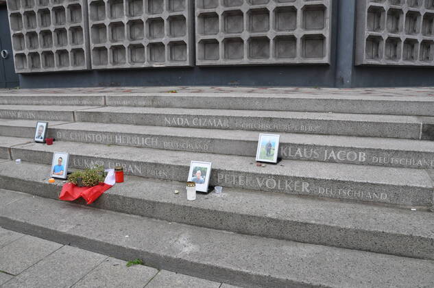 Bilder des Jahres 2022, News 06 Juni News Themen der Woche KW23 Berlin, Auto fährt in Menschenmenge, Eindrücke vom Ort des Geschehens am Tag danach Pictures and candles lay in the center of Berlin, Germany, June 9, 2022. On Wednesday June 8, a 29-year-old man drove his car into a group of students killing their teacher and crash into a store. (CTKxPhoto AlesxZapotocky) CTKPhotoP2022060904634  ZPT 3k
