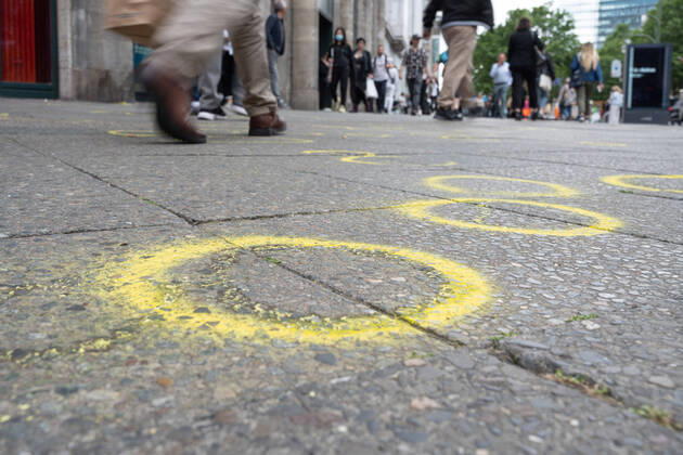 Bilder des Jahres 2022, News 06 Juni News Themen der Woche KW23 09.06.2022,Berlin,Deutschland,GER,gesten Vormittag war in Berlin-Charlottenburg ein Pkw in eine Personengruppe gesteuert.Ein Toter und zahlreiche verletzte Personen in Folge.Markierungen der Polizei sind auf dem Gehweg zu sehen.Rankestraße Ecke Kurfürstendamm.