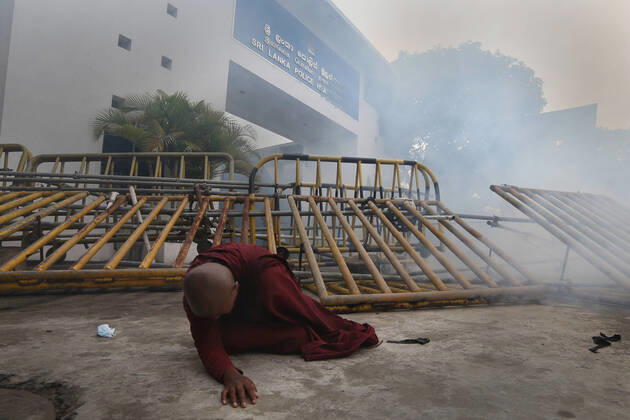 Bilder des Jahres 2022, News 06 Juni News Themen der Woche KW23 News Bilder des Tages Sri Lanka - Economic Crisis - Protest A Sri Lankan Buddhist nun ( Bhikkhuni ) falls on the ground in front of fallen barricades after inhaling tear gas during a protest against the government in front of police headquarters at Colombo, Sri Lanka. 9 June 2022. Colombo Sri Lanka  Copyright: xTharakaxBasnayakax originalFilename: basnayaka-notitle220609_npDLz.jpg