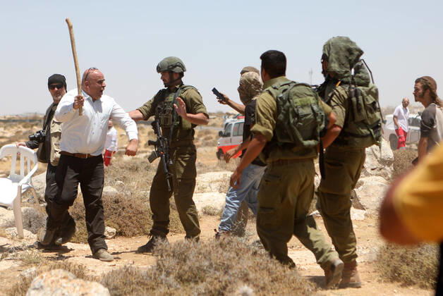 Bilder des Jahres 2022, News 06 Juni News Themen der Woche KW23 News Bilder des Tages (220610) -- HEBRON, June 10, 2022 -- Palestinians clash with Israeli soldiers and Israeli settlers during a protest against the expanding of Jewish settlements, in Yatta village near the West Bank city of Hebron, on June 10, 2022. (Photo by Xinhua) MIDEAST-HEBRON-CLASHES MamounxWazwaz 