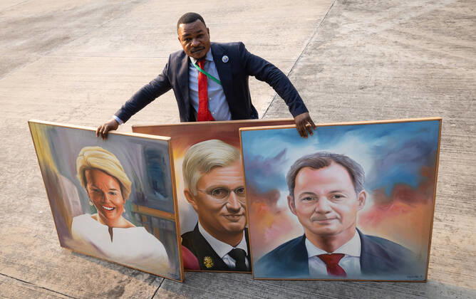 Bilder des Jahres 2022, News 06 Juni News Themen der Woche KW23 DR Congo goverment staff member shows painting of Queen Mathilde of Belgium, King Philippe - Filip of Belgium and Prime Minister Alexander De Croo before to take off from Kinshasa to Lubumbashi during an official visit of the Belgian Royal couple to the Democratic Republic of Congo, Friday 10 June 2022, in Lubumbashi. The Belgian King and Queen will be visiting Kinshasa, Lubumbashi and Bukavu from June 7th to June 13th.  BENOITxDOPPAGNE 36255741