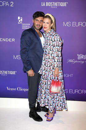 Wolke Hegenbarth mit Partner Oliver Vaid bei der Fashion2Night mit den Fashion Shows von Odeeh und Fassbender mit ihren individuell für MS Europa 2 entworfenen Cruise Collections auf der MS Europa 2. Hamburg, 10.06.2022