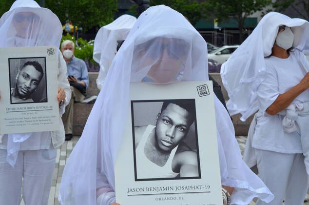 Bilder des Jahres 2022, News 06 Juni News Themen der Woche KW23 News Bilder des Tages NY: Demonstration Honoring Victims of Massacre Shootings New Yorkers are seen holding photos of deceased individuals in Lower Manhattan, New York City to honor the victims of Shooting victims on June 12, 2022. New York New York United States Copyright: RyanxRahman