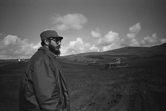 Fidel Castro steht auf einem Feld, halbe Figur, Halbfigur, er beobachtet zwei Planierraupen bei der Arbeit, im Jahr 1967 auf Kuba; Fidel CASTRO (eigentlich: Fidel Alejandro Castro Ruz), Kuba, Politik, Regierungschef von Kuba; black and white, Schwarz - weiss, schwarzweiss, monochrom, SW Monochrome, Schwarzweissfoto,