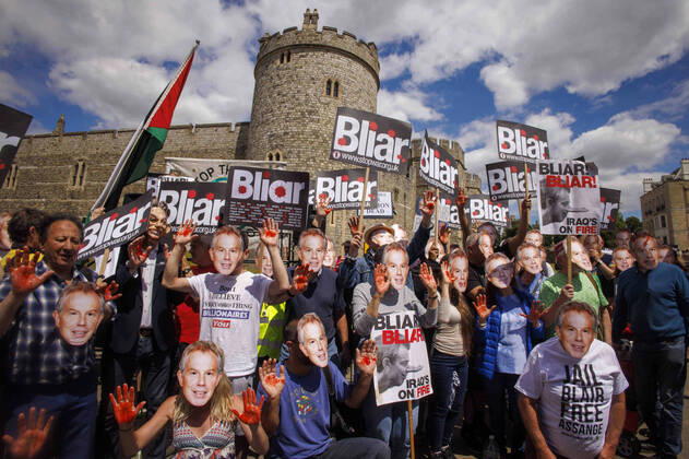 Bilder des Jahres 2022, News 06 Juni News Bilder des Tages . 13 06 2022. London, United Kingdom. Hundreds of people demonstrate outside Windsor Castle and march through the streets as former Prime Minster, Tony Blair, is being knighted and will receive the Order of the Garter from Her Majesty Queen Elizabeth II, one of the highest honours. Demonstrators remember the Iraq War and some consider him to be a war criminal Tony Blair Knighthood demonstration. Windsor Castle.  xMarkxThomasx xi-Imagesx IIM-23510-0063