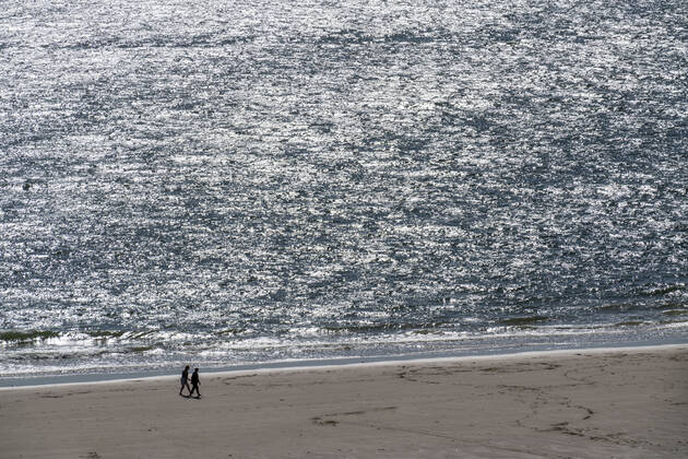 Spaziergänger am Strand bei Zoutelande Provinz Zeeland, Halbinsel Walcheren, Niederlande, Strand Zeeland