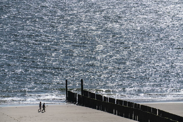 Spaziergänger am Strand bei Zoutelande, Wellenbrecher, Provinz Zeeland, Halbinsel Walcheren, Niederlande, Strand Zeeland