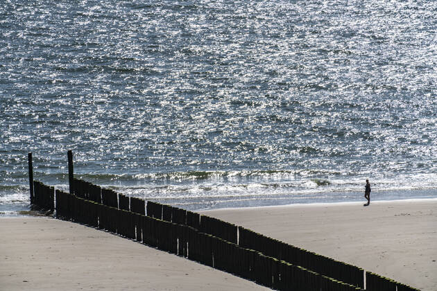Spaziergänger am Strand bei Zoutelande, Wellenbrecher, Provinz Zeeland, Halbinsel Walcheren, Niederlande, Strand Zeeland