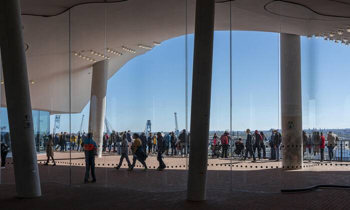 Innenarchitektur, öffentliche Aussichtsplattform, Plaza mit Windschotts, Elbphilharmonie, Hafencity, Hamburg, Deutschland, Europa Copyright: imageBROKER Karl-HeinzxSpremberg iblkhs08325860.jpg