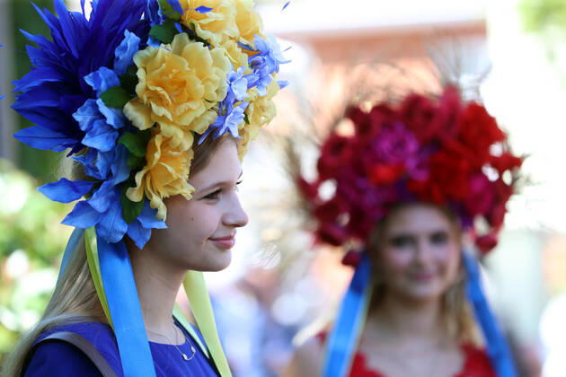 14.06.2022, Ascot, Windsor, GBR - Fashion: Women with hats at the racecourse. Ascot racecourse. (Zuschauer, Besucher, Publikum, Fashion, Mode, modisch, Frauen, Eleganz, elegant, Huete, High Society, Gesellschaft, Menschen, Personen, weiblich, feminin, Kopfbedeckungen) 220614D506ROYAL_ASCOT