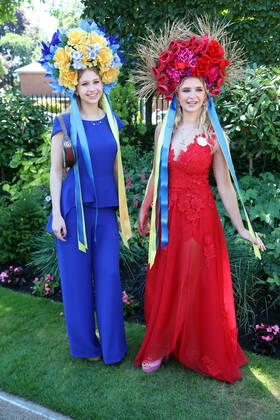 14.06.2022, Ascot, Windsor, GBR - Fashion: Women with hats at the racecourse. Ascot racecourse. (Zuschauer, Besucher, Publikum, Fashion, Mode, modisch, Frauen, Eleganz, elegant, Huete, High Society, Gesellschaft, Menschen, Personen, weiblich, feminin, Kopfbedeckungen) 220614D508ROYAL_ASCOT