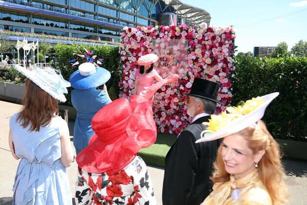 14.06.2022, Ascot, Windsor, GBR - Fashion: Women with hats at the racecourse. Ascot racecourse. (Zuschauer, Besucher, Publikum, Fashion, Mode, modisch, Frauen, Eleganz, elegant, Huete, High Society, Gesellschaft, Menschen, Personen, weiblich, feminin, Kopfbedeckungen) 220614D509ROYAL_ASCOT