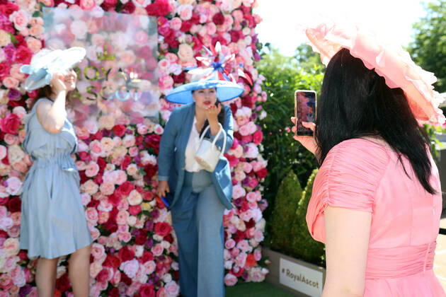 14.06.2022, Ascot, Windsor, GBR - Fashion: Women with hats at the racecourse. Ascot racecourse. (Zuschauer, Besucher, Publikum, Fashion, Mode, modisch, Frauen, Eleganz, elegant, Huete, High Society, Gesellschaft, Menschen, Personen, weiblich, feminin, Kopfbedeckungen) 220614D511ROYAL_ASCOT