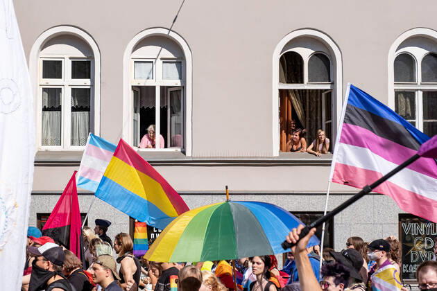 June 11, 2022, Wroclaw, Poland: Local residents watch the procession through their windows during the pride rally. 14th pride procession in Wroclaw. It was focused not only on the equality, but also on current events on Ukraine and abortion law restrictions. During the march a group of catholic counter-manifestation appeared, however it was peacefully separated by police. Wroclaw Poland - ZUMAs197 20220611_zab_s197_079 Copyright: xAmadeuszxSwierkx