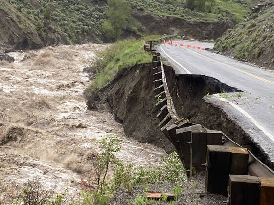 Bilder des Jahres 2022, News 06 Juni IMAGO Nature: Unsere Erde, Klimawandel, Überschwemmungen News Bilder des Tages June 14, 2022, , Montana, USA: In a photo provided by on June 13, 2022, rising water levels flood the Gardner River, near the North Entrance Road at . Flooding has wiped out roads and bridges and closed off all entrances to at the beginning of the busy summer tourist season. Yellowstone National Park USA - ZUMAz03_ 20220614_new_z03_031 Copyright: xYellowstonexNationalxParkx