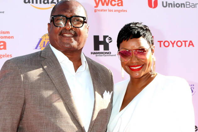 June 14, 2022, Los Angeles, CA, USA: LOS ANGELES - JUN 14: Mathew Knowles, Gena Knowles at the 2022 YWCA Greater Los Angeles Phenomenal Woman Awards at the You Tube Theater on June 14, 2022 in Los Angeles, CA Los Angeles USA - ZUMAnc22 20220614_zaa_nc22_080 Copyright: xKathyxHutchinsx