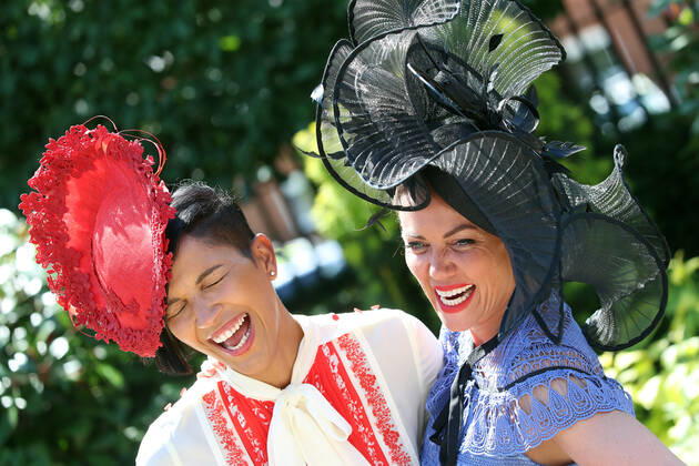15.06.2022, Ascot, Windsor, GBR - Fashion: Women with hats at the racecourse. Ascot racecourse. (Zuschauer, Besucher, Publikum, Fashion, Mode, modisch, Frauen, Eleganz, elegant, Huete, High Society, Gesellschaft, Menschen, Personen, weiblich, feminin, Kopfbedeckungen) 220615D503ROYAL_ASCOT