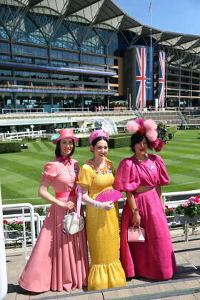 15.06.2022, Ascot, Windsor, GBR - Fashion: Women with hats at the racecourse. Ascot racecourse. (Zuschauer, Besucher, Publikum, Fashion, Mode, modisch, Frauen, Eleganz, elegant, Huete, High Society, Gesellschaft, Menschen, Personen, weiblich, feminin, Kopfbedeckungen) 220615D505ROYAL_ASCOT