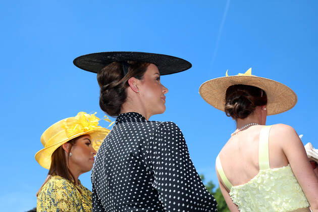 15.06.2022, Ascot, Windsor, GBR - Fashion: Women with hats at the racecourse. Ascot racecourse. (Zuschauer, Besucher, Publikum, Fashion, Mode, modisch, Frauen, Eleganz, elegant, Huete, High Society, Gesellschaft, Menschen, Personen, weiblich, feminin, Kopfbedeckungen) 220615D509ROYAL_ASCOT