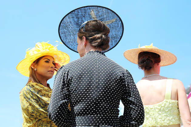 15.06.2022, Ascot, Windsor, GBR - Fashion: Women with hats at the racecourse. Ascot racecourse. (Zuschauer, Besucher, Publikum, Fashion, Mode, modisch, Frauen, Eleganz, elegant, Huete, High Society, Gesellschaft, Menschen, Personen, weiblich, feminin, Kopfbedeckungen) 220615D510ROYAL_ASCOT