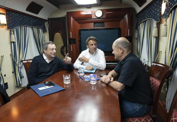 Bilder des Jahres 2022, News 06 Juni News Bilder des Tages Ukraine-Konflikt, Olaf Scholz, Mario Draghi und Emmanuel Macron reisen nach Kiew June 16, 2022, Parigi: Il premier Mario Draghi, il presidente francese Emmanuel Macron e il cancelliere tedesco Olaf Scholz sono comparsi in alcuni scatti fotografici che li ritraggono insieme nel vagone di un treno. Si tratta del convoglio che li sta portando a Kiev, dove i tre leader Ue hanno in programma oggi di incontrare il presidente ucraino Volodymyr Zelensky. ANSA FILIPPO ATTILI UFFICIO STAMPA PALAZZO CHIGI Parigi - ZUMAa110 20220616_zaf_a110_001 Copyright: xFilippoxAttilix