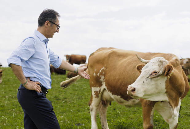 Bilder des Jahres 2022, News 06 Juni News Bilder des Tages Cem Oezdemir (Buendnis 90 Die Gruenen), Bundesminister fuer Landwirtschaft und Ernaehrung, besucht einen demeter Bauernhof in Holzkirchen, 16.06.2022. Holzkirchen Deutschland