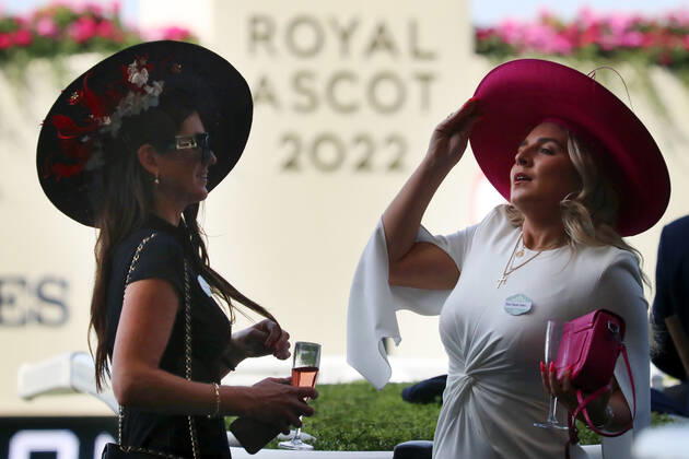 16.06.2022, Ascot, Windsor, GBR - Fashion: Women with hats at the racecourse. Ascot racecourse. (Zuschauer, Besucher, Publikum, Fashion, Mode, modisch, Frauen, Eleganz, elegant, Huete, High Society, Gesellschaft, Menschen, Personen, weiblich, feminin, Kopfbedeckungen) 220616D576ROYAL_ASCOT