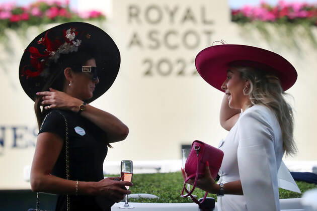 16.06.2022, Ascot, Windsor, GBR - Fashion: Women with hats at the racecourse. Ascot racecourse. (Zuschauer, Besucher, Publikum, Fashion, Mode, modisch, Frauen, Eleganz, elegant, Huete, High Society, Gesellschaft, Menschen, Personen, weiblich, feminin, Kopfbedeckungen) 220616D577ROYAL_ASCOT