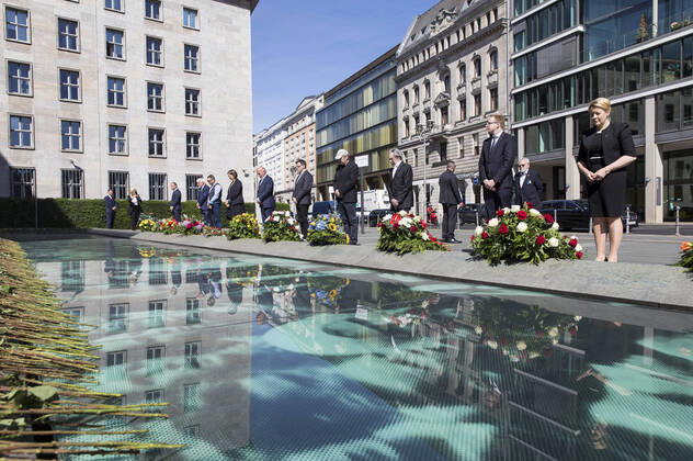 Bilder des Jahres 2022, News 06 Juni News Bilder des Tages Stilles Gedenken mit Kranzniederlegung u.a. durch die Regierende Bürgermeisterin von Berlin, Franziska Giffey, zum 69. Jahrestag des Volksaufstandes vom 17. Juni 1953 am Bodendenkmal auf dem Platz des Volksaufstandes von 1953. Berlin, 17.06.2022
