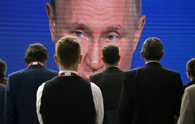 Bilder des Jahres 2022, News 06 Juni News Bilder des Tages Russia SPIEF Putin Broadcast 8218440 17.06.2022 Participants gather near a screen showing Russian President Vladimir Putin delivering a speech during a plenary session of the 25th St. Petersburg International Economic Forum (SPIEF) in Saint Petersburg, Russia. Grigory Sysoev Sputnik St. Petersburg Russia  Copyright: xGrigoryxSysoevx