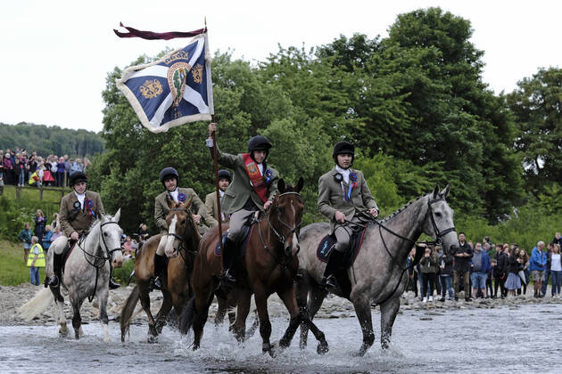 Bilder des Jahres 2022, News 06 Juni News Bilder des Tages Selkirk Common Riding _ Safe Out - Morning Ceremonials Selkirk, UK. 17.Jun.2022. Selkirk Common Riding 2022. Friday. Adam Nichol, Selkirk Royal Burgh Standard Bearer, 2022, flanked by his Attendants, Thomas Bell, Conall Fairbairn, Fraser Easson, Thomas Stanners, ford the River Ettrick on the first crossing, heading Safe Out, followed by a horse cavalcade of over 260 riders. Selkirk commemorates and celebrates its history at the annual Common Riding, held on the second Friday after the first Monday in June, when the town™s boundaries or ˜marches™ are ridden. Usually in the region of 300-400, Selkirk boasts one of the largest cavalcade of horses and riders in Europe. Selkirk Scottish Borders United Kingdom Copyright: xRobxGrayx originalFilename: gray-selkirkc220617_npuiy.jpg
