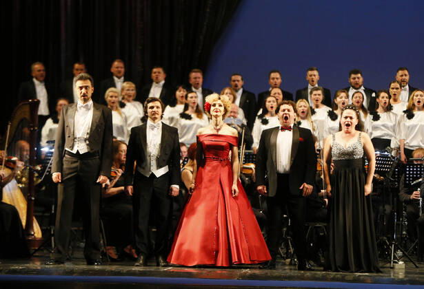 Bilder des Jahres 2022, Entertainment 06 Juni Entertainment Themen der Woche KW24 Entertainment Bilder des Tages The Odesa Opera Theatre Opened Its Doors To Visitors, For The First Time Since The Russian Invasion In Ukraine Ukrainians artists perform during the first concert, since the beginning of the Russian invasion in Ukraine, at the Odesa National Academic Opera and Ballet Theatre in Odesa, Ukraine 17 June 2022. The Odesa National Academic Opera and Ballet Theatre opened its doors to visitors again, for the first time since the Russian invasion in Ukraine, and resumes showing their performances and concerts. The first concerts Opera Gala , Ballet Gala and the opera A Zaporozhian Beyond the Danube are dedicated to Ukrainian Army. Odesa Ukraine  Copyright: xSTRx originalFilename: sindeyev-notitle220617_npAhP.jpg