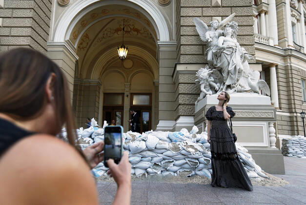 Bilder des Jahres 2022, News 06 Juni Entertainment Themen der Woche KW24 Entertainment Bilder des Tages The Odesa Opera Theatre Opened Its Doors To Visitors, For The First Time Since The Russian Invasion In Ukraine A woman poses for a photo next to the Odesa National Academic Opera and Ballet Theatre in Odesa, Ukraine 17 June 2022. The Odesa National Academic Opera and Ballet Theatre opened its doors to visitors again, for the first time since the Russian invasion in Ukraine, and resumes showing their performances and concerts. The first concerts Opera Gala , Ballet Gala and the opera A Zaporozhian Beyond the Danube are dedicated to Ukrainian Army. Odesa Ukraine  Copyright: xSTRx originalFilename: sindeyev-notitle220617_npgF8.jpg