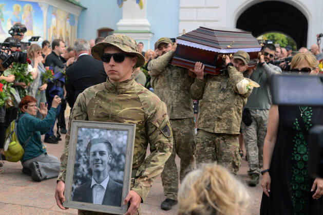 Bilder des Jahres 2022, News 06 Juni News Bilder des Tages KYIV, UKRAINE - JUNE 18, 2022 - A funeral procession of civil activist, 2014 Revolution of Dignity participant and serviceman of the 93rd Separate Kholodnyi Yar Mechanized Brigade Roman Ratushnyi, 24, who died fighting Russian invaders near Izium, Kharkiv Region, sets out from St Michael s Cathedral to Maidan Nezalezhnosti, Kyiv, capital of Ukraine. This photo cannot be distributed in the Russian Federation. Kyiv pays last respects to Ukrainian defender Roman Ratushnyi Copyright: xEvgenxKotenkox