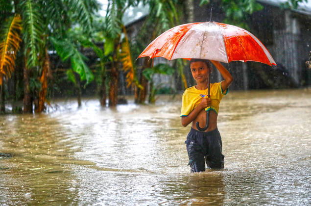 Bilder des Jahres 2022, News 06 Juni News Bilder des Tages (220618) -- SYLHET, June 18, 2022 -- A boy wades through a flooded area in Sylhet, Bangladesh, on June 18, 2022. Bangladeshi soldiers were deployed on Friday to help the country s Sylhet region, some 240 km northeast of the capital Dhaka, tackle its worsening flood situation. Troops were sent to deal with rising water levels in the Sylhet and Sunamganj district, 296 km northeast of the capital Dhaka, caused by seasonal rains and a heavy rush of water from neighboring India. BANGLADESH-SYLHET-FLOOD Salim