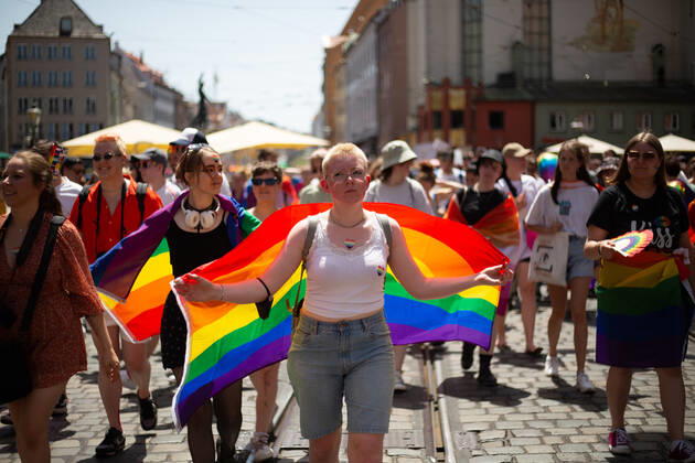 Christopher Street Day in Augsburg Am 18.6.2022 versammelten sich laut Polizei mindestens 3000 Menschen in Augsburg, um den Christopher Street Day ( CSD ) zu feiern und um für queere Sichtbarkeit und für queere Rechte zu demonstrieren. -- On June 18, 2022 according to police more than 3000 people joined the Christopher Street Day Pride in Augsburg, Germany to party and protest for queer visibility and for queer rights. Augsburg Bayern Deutschland Copyright: xAlexanderxPohlx