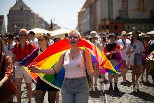 Christopher Street Day in Augsburg Am 18.6.2022 versammelten sich laut Polizei mindestens 3000 Menschen in Augsburg, um den Christopher Street Day ( CSD ) zu feiern und um für queere Sichtbarkeit und für queere Rechte zu demonstrieren. -- On June 18, 2022 according to police more than 3000 people joined the Christopher Street Day Pride in Augsburg, Germany to party and protest for queer visibility and for queer rights. Augsburg Bayern Deutschland Copyright: xAlexanderxPohlx