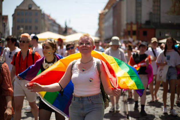 Christopher Street Day in Augsburg Am 18.6.2022 versammelten sich laut Polizei mindestens 3000 Menschen in Augsburg, um den Christopher Street Day ( CSD ) zu feiern und um für queere Sichtbarkeit und für queere Rechte zu demonstrieren. -- On June 18, 2022 according to police more than 3000 people joined the Christopher Street Day Pride in Augsburg, Germany to party and protest for queer visibility and for queer rights. Augsburg Bayern Deutschland Copyright: xAlexanderxPohlx