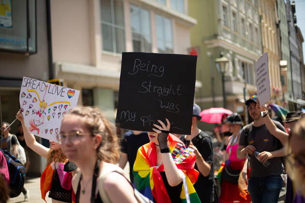 Christopher Street Day in Augsburg Am 18.6.2022 versammelten sich laut Polizei mindestens 3000 Menschen in Augsburg, um den Christopher Street Day ( CSD ) zu feiern und um für queere Sichtbarkeit und für queere Rechte zu demonstrieren. -- On June 18, 2022 according to police more than 3000 people joined the Christopher Street Day Pride in Augsburg, Germany to party and protest for queer visibility and for queer rights. Augsburg Bayern Deutschland Copyright: xAlexanderxPohlx