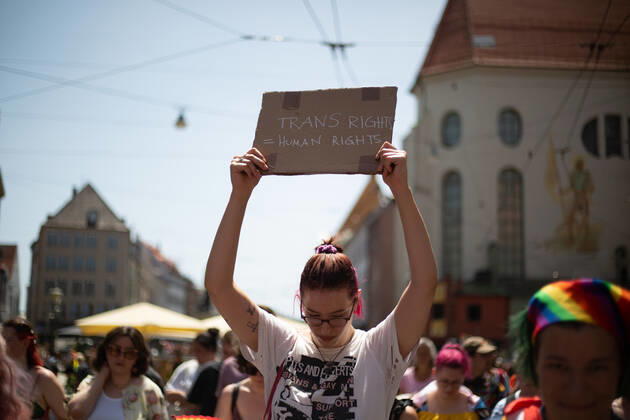 Christopher Street Day in Augsburg Am 18.6.2022 versammelten sich laut Polizei mindestens 3000 Menschen in Augsburg, um den Christopher Street Day ( CSD ) zu feiern und um für queere Sichtbarkeit und für queere Rechte zu demonstrieren. -- On June 18, 2022 according to police more than 3000 people joined the Christopher Street Day Pride in Augsburg, Germany to party and protest for queer visibility and for queer rights. Augsburg Bayern Deutschland Copyright: xAlexanderxPohlx
