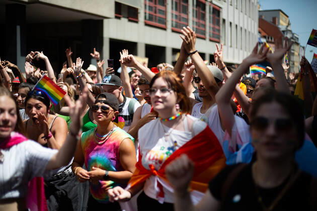 Christopher Street Day in Augsburg Am 18.6.2022 versammelten sich laut Polizei mindestens 3000 Menschen in Augsburg, um den Christopher Street Day ( CSD ) zu feiern und um für queere Sichtbarkeit und für queere Rechte zu demonstrieren. -- On June 18, 2022 according to police more than 3000 people joined the Christopher Street Day Pride in Augsburg, Germany to party and protest for queer visibility and for queer rights. Augsburg Bayern Deutschland Copyright: xAlexanderxPohlx